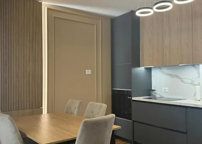 Center * Τίρανα