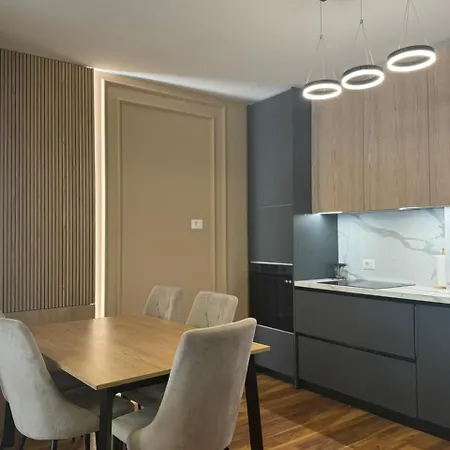 Center * تيرانا